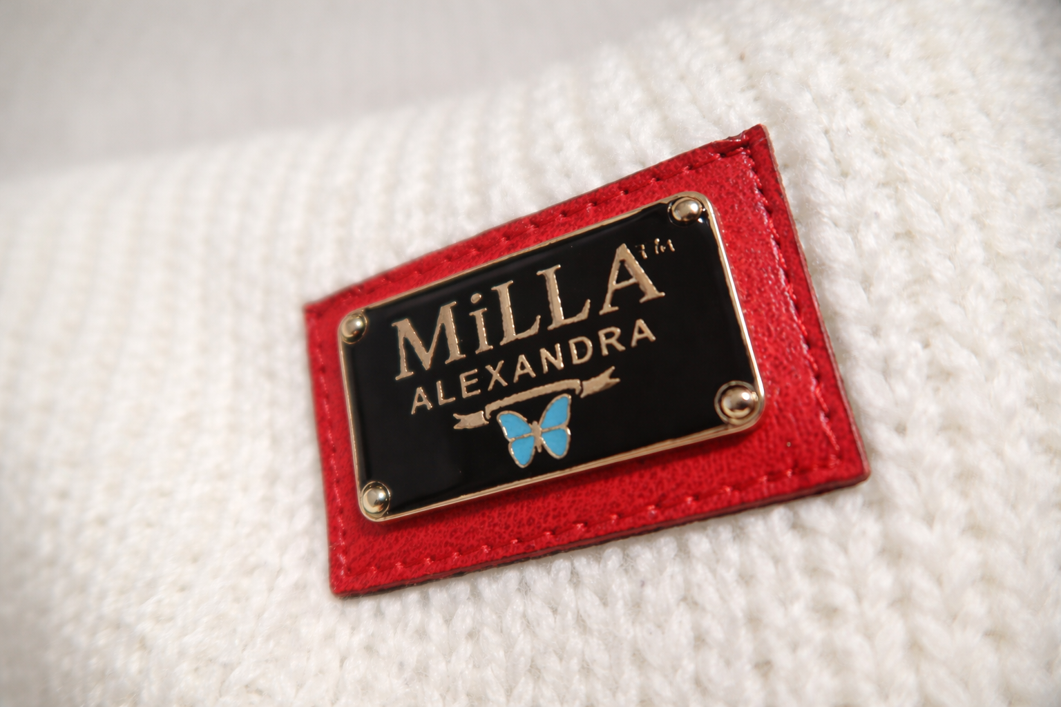 MiLLA ALEXANDRA Signature contrast stitch sweater in White Soft Knitwear Statement