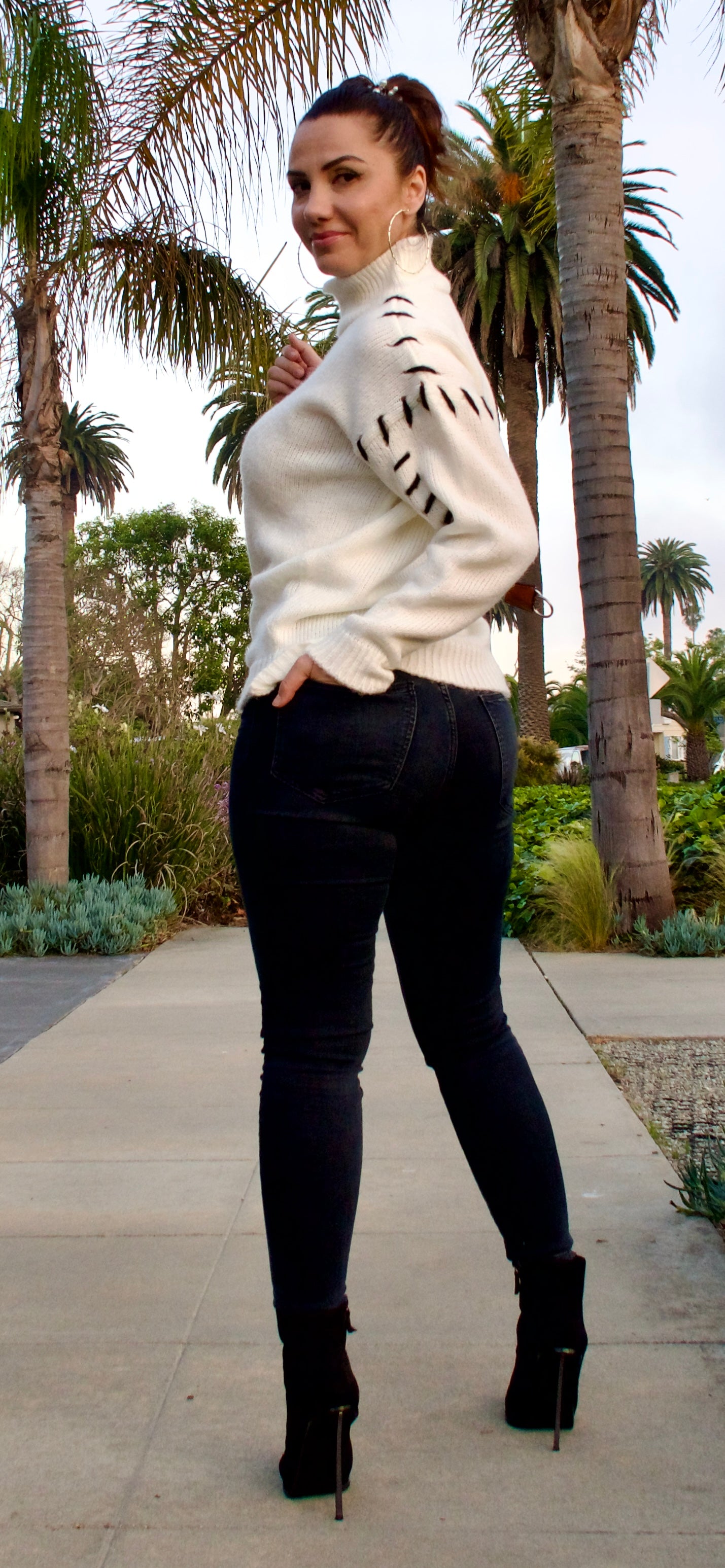 MiLLA ALEXANDRA Signature contrast stitch sweater in White Soft Knitwear Statement