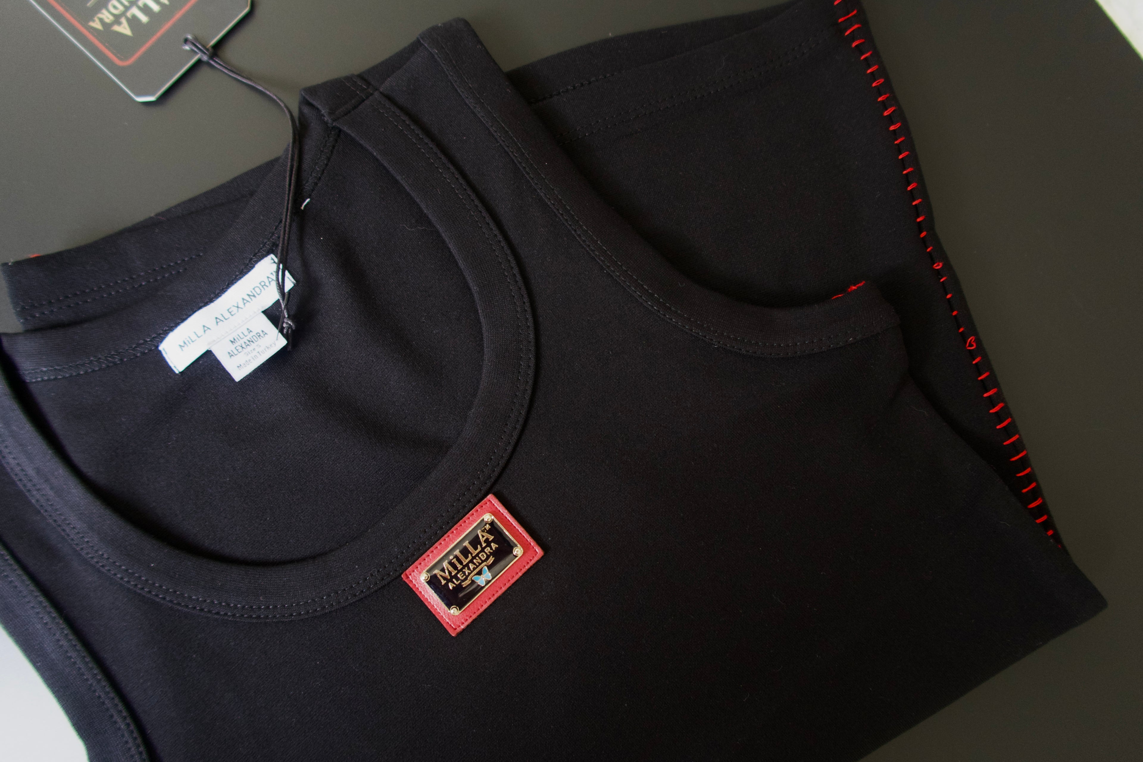 Fitted tank top with red contrast stitching and a red-bordered brand patch